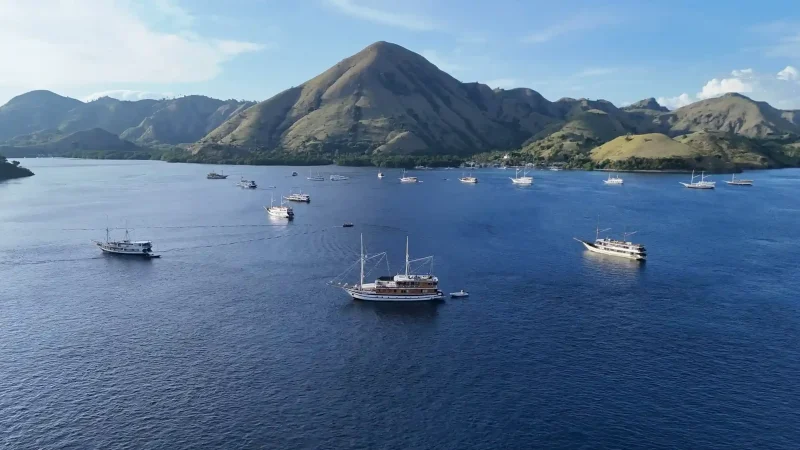 A phinisi under sail between the islands of Komodo National Park